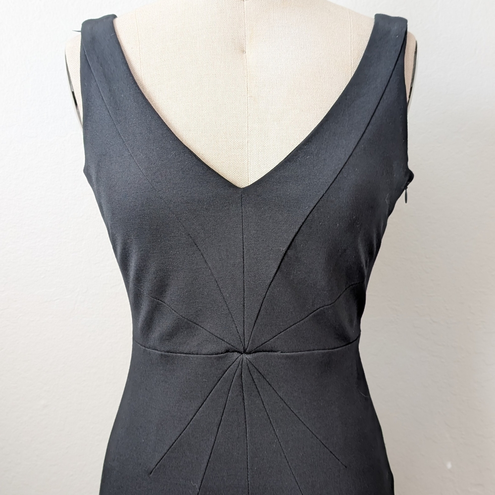 Banana Republic Sleeveless Black V-Neck Shift Dress with Sunburst Sz 2 - Classic